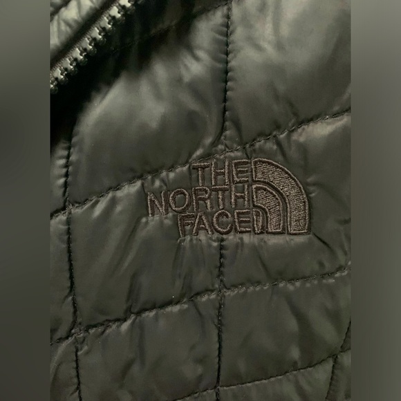 The North Face lightweight puffer coat - Picture 3 of 4